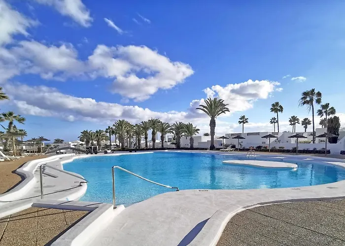 Calypso, Completo Con Vistas Al Mar Y A La Piscina En Costa Teguise